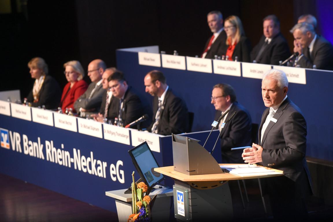 Vorsitzender des Vorstands Dr. Wolfgang Thomasberger (r)