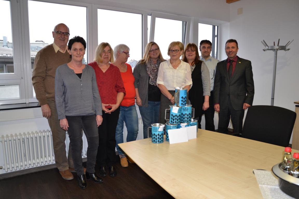 v.l.n.r. Ortsvorsteher Willibald Hönig, Abteilungsleiterin Stadtkasse Silke Hildenbrand, Maria Schrötel, Ulla Kaspari, Martina Mühling, Christine Köhler, Inge Schreier und Hans-Ulrich Landgraf übergaben gespannt die prallgefüllten Spendendosen an Oberbürgermeister Jörg Albrecht.