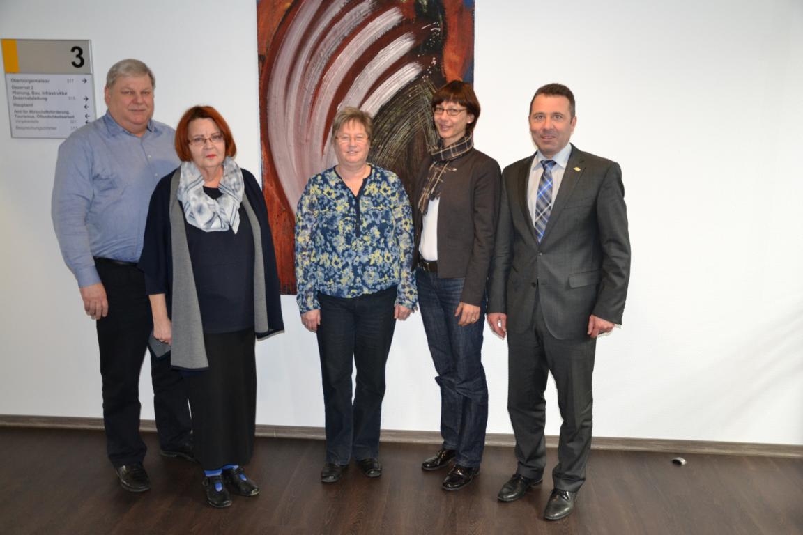 Personalratsvorsitzender Guido Brode, Kindergartenleiterin Sabine Tüser, Angelika Hanakam, Carmen Eckert-Leutz, Amtsleiterin des Amtes für Bildung, Familie und Soziales und Oberbürgermeister Jörg Albrecht