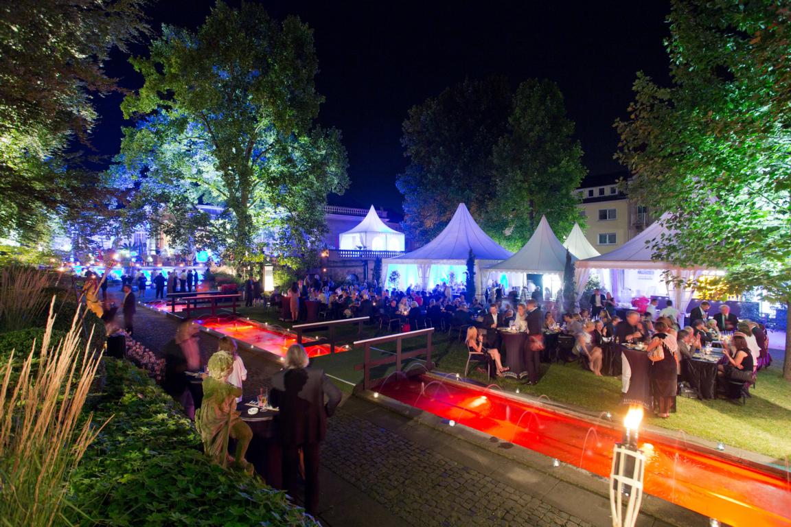 K1024 Wunderschoenes Ambiente im open air Foyer der Nibelungen Festspiele B.Bertram 198