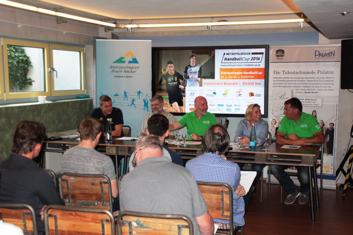 K1024 2016 08 21 PK Podium mit Publikum