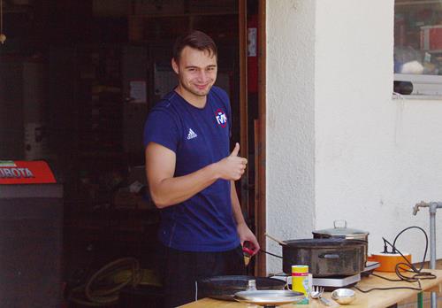 (Foto: W. Neuberth) Marcel Stoklasa kocht für seine Nationalmannschafts-Kollegen Der Koch3 Copy