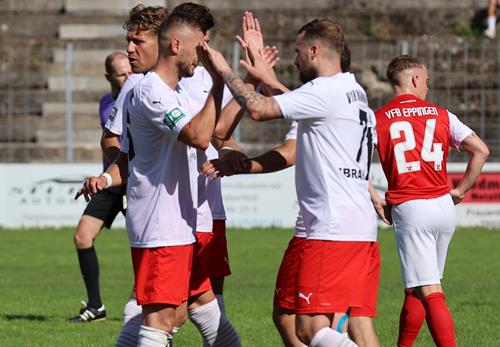 (Foto: Ed. Nohe) DIe Rasenspieler bejubeln den dritten Sieg im dritten Spiel der Saison Eppingen