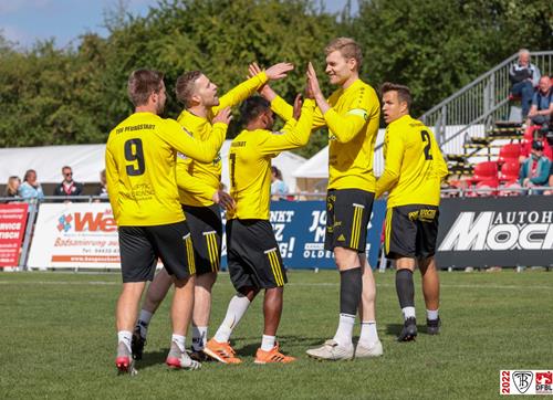(Foto: U. Spille) Der TSV Pfungstadt feiert die Titelverteidigung Faustball DM2