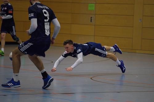 (Foto: W. Neuberth) Felix Klassen - spektakulär bei der Abwehr Felix Klassen3 Bildgröße ändern Copy