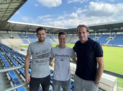 (Foto: SVW) Minos Gouras, Mitte, mit Tim Schork, links, und SVW-Trainer Rüdiger Rehm Gouras