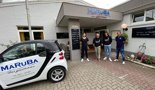 (Foto: SVW) Tuncay Atacan und Sohn Mateo, Bildmitte, zwei überzeugte Waldhof-Anhänger Heck Atacan Martin Copy