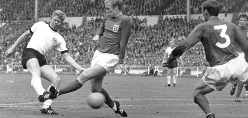 Im Finale der WM 1966 brachte Helmut Haller Deutschland in Führung Helmut Haller Copy