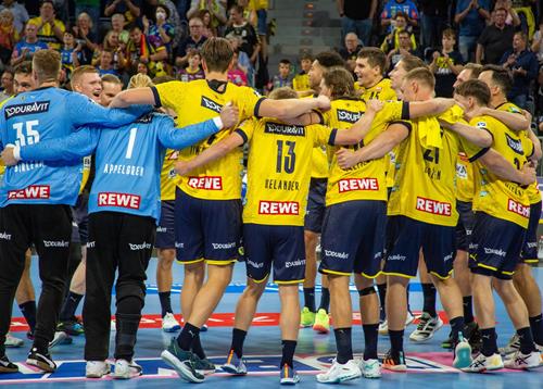 (Foto: W.Neuberth) Die Lölwen feiern ihren gelungenen Saisonauftakt Löwen1
