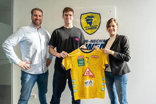 (Foto: RNL) Neuzugang Steven Plucnar Jacobsen mit Oliver Roggisch und Jennifer Kettemann LöwenPlucnar