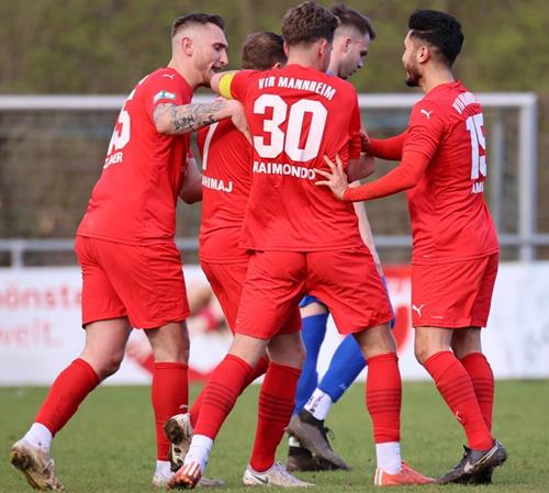 (Foto: Ed. Nohe) Die Rasenspieler bejubeln den Auswärtssieg in Bretten Löwen Kohlbacher 3