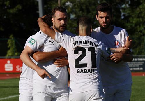 (Foto: Ed. Nohe) Die Rasenspieler bejubeln den 5. Sieg im 5. Spiel Langenstein