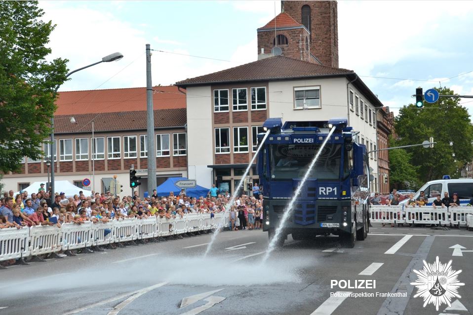 POL-LU Wasserwerfer3