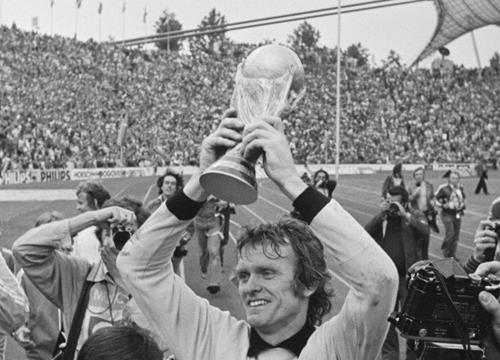 Sepp Maier mit dem WM-Pokal nach dem Finale von 1974 Maier