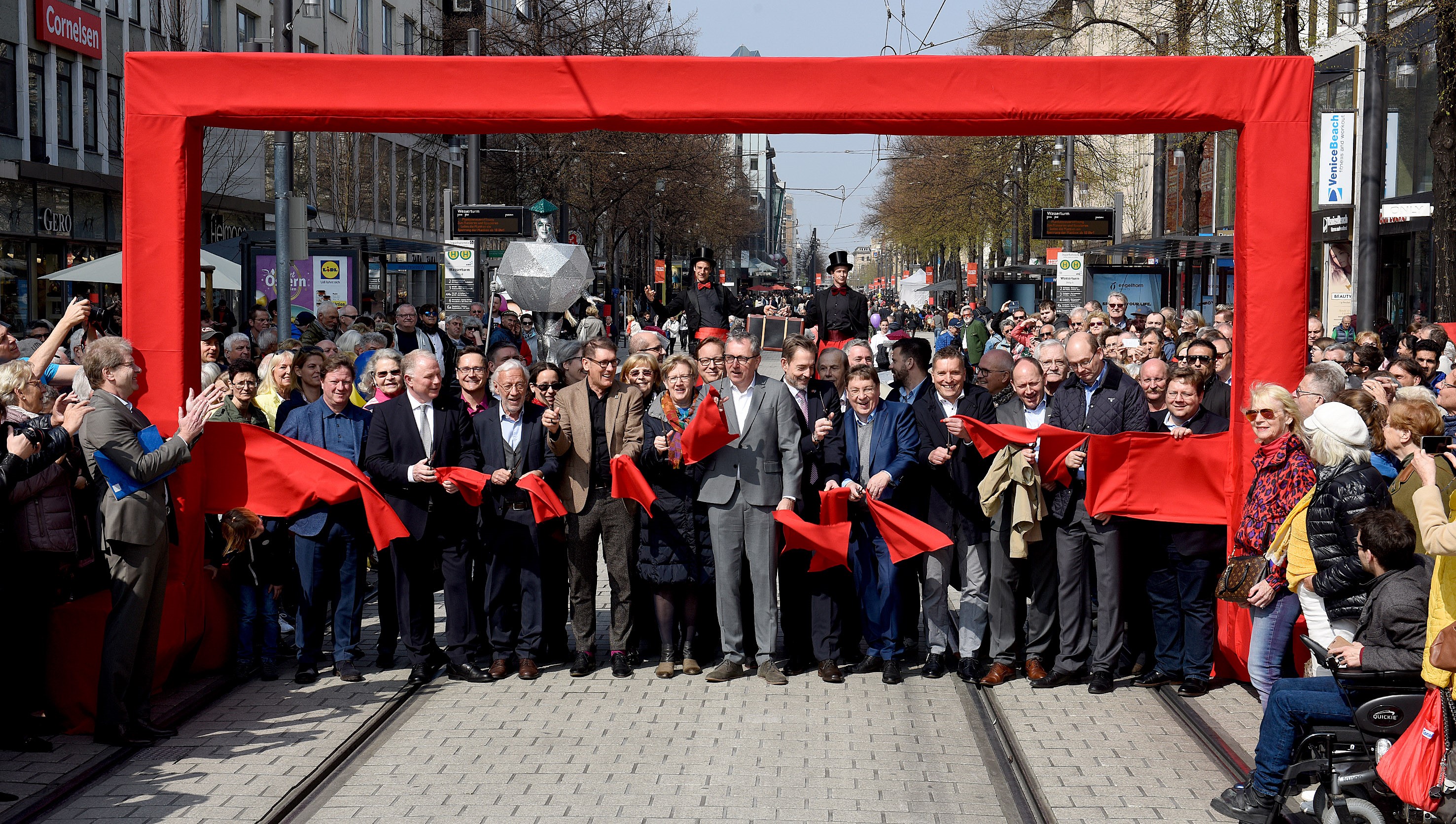 Stadt Mannheim Bild: Thomas Tröster Plankeneröffnung Durchschneiden des roten Bandes