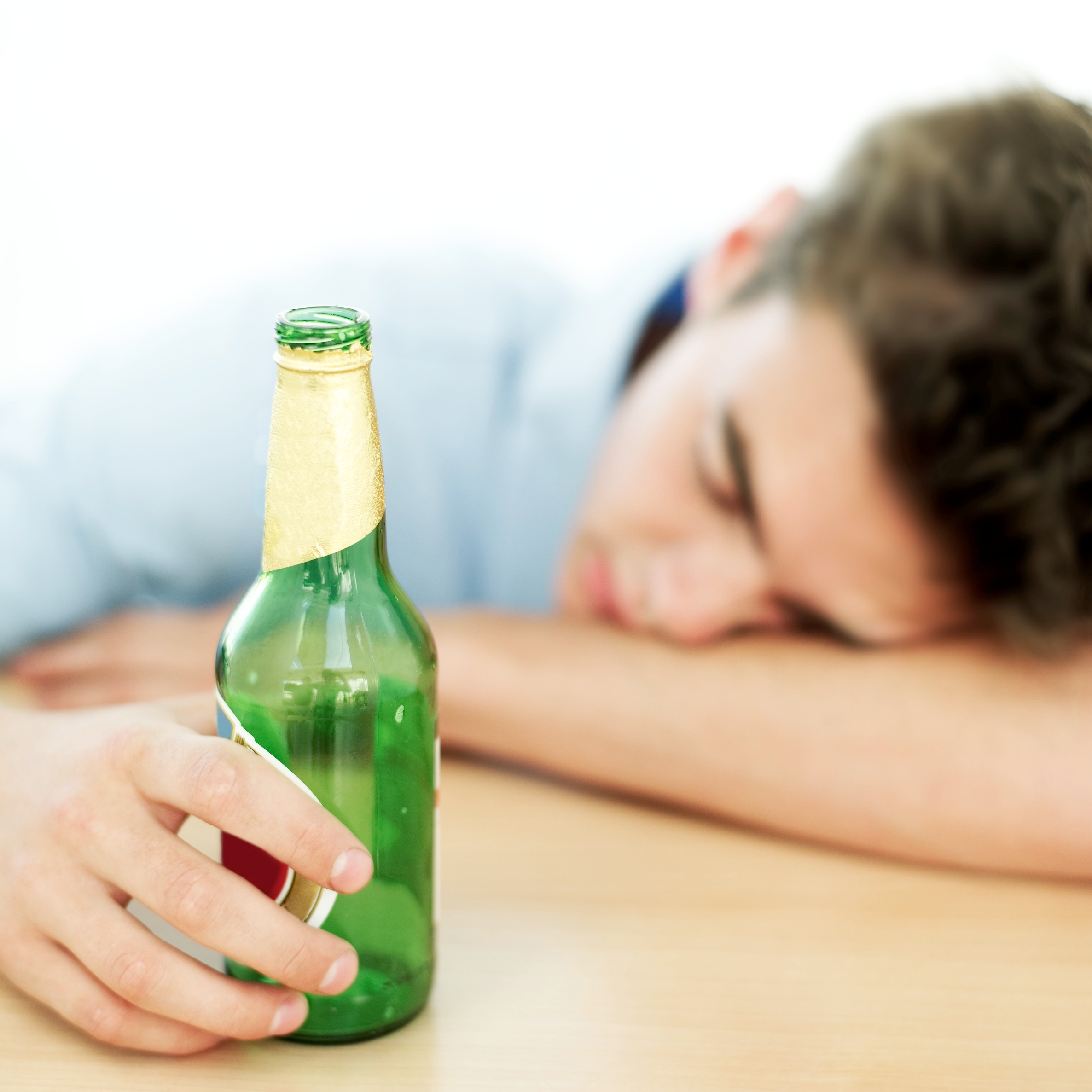 DAK junge betrunken bierflasche 1 1756708.1
