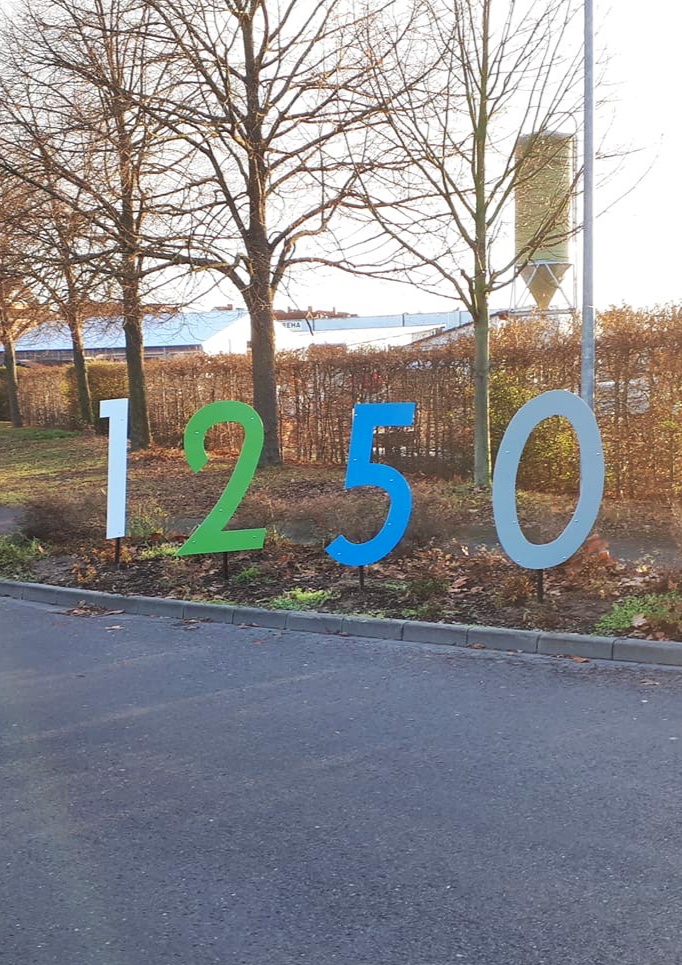Stadt Hockenheim 2019 01 03 Verwaltung Jubiläumsbeschilderung Ziffern montiert Bild 3