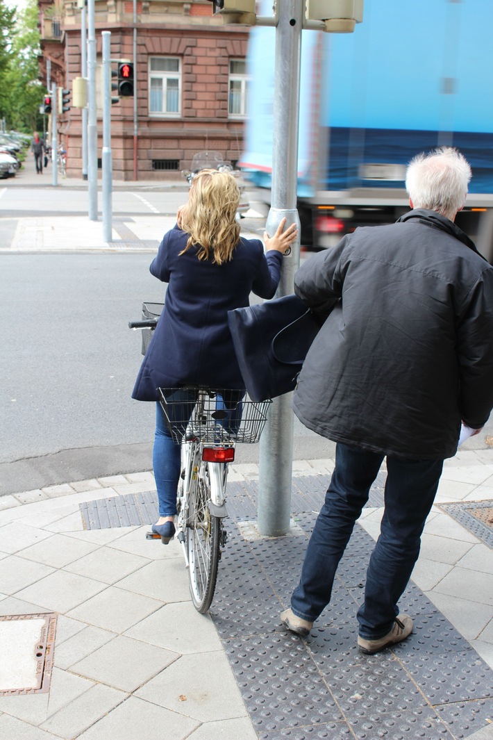 Pol MA HD AAA pol ma mannheim heidelberg 85 jaehriger frau tasche aus fahrradkorb geklaut zeugen gesucht schuetzen