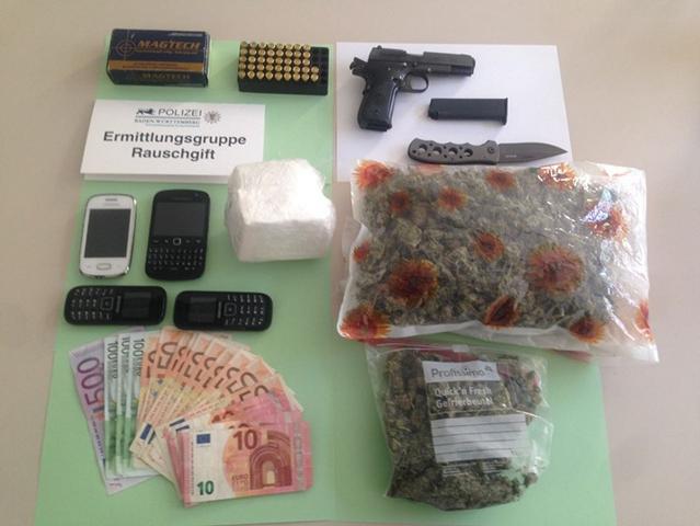 K640 pol ma schlag gegen die rauschgiftkriminalitaet kokain marihuana waffen und dealgeld beschlagnahmt d