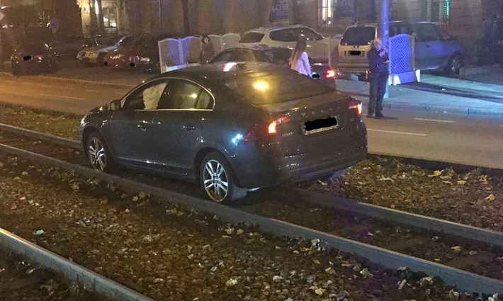 pol-ma pol ma mannheim fahrer laesst nach unfall auto stehen und fluechtet zu fuss zeugen gesucht foto zum