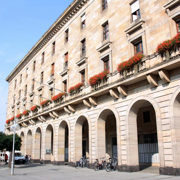 rathaus aussenansicht quadrat