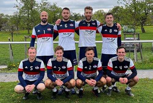(Foto: Chr. Jugel) Die Mannschaft des TV Käfertal vor dem Saisonstart Nr 1. Maximilian Breier 2. Felix Klassen 4 Fabian Braun 5 Moritz Kiefer 6 Marcel Stoklasa 7 Christof Jugel 8 Nico Müller 9 Nick Trinemeier. Es fehlt Marcel Moritz. Copy