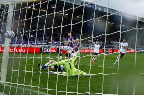 (Foto: PIX/M.Ruffler) Das 4:0 durch Higl - Behrens ist machtlos Osna