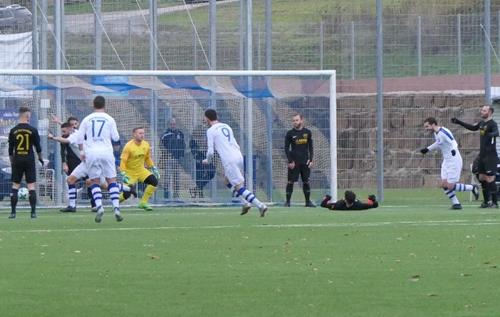 (Foto: W. Binder) Das 1:0 durch Weizel - VfB-Torhüter Dennis Broll ist machtlos. P1110043 1 Copy