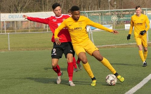 (Foto: Binder) Darnell Hill im Zweikampf mit Daniel Sachs P1110702 Copy