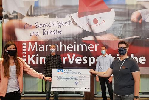 (Foto: SVW) Der Spendenscheck des SV Waldhof PM 195 Bild Copy