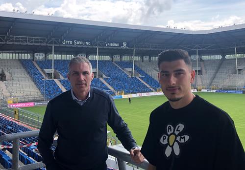 (Foto: SVW) Stefano Russo, rechts, mit SVW-Sportchef Jochen Kientz PM 239 Foto Copy