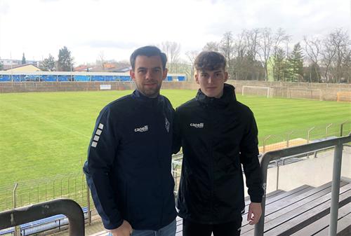 (Foto: SVW) Neuzugang Dominik Kother, rechts, mit SVW-Sportchef Tim Schork PM 327 Foto Copy
