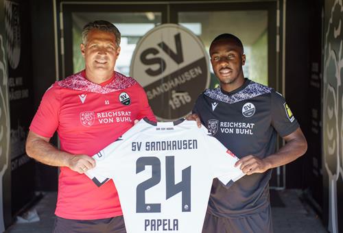 (Foto: SVS) Merveille Papela, rechts, mit SVS-Trainer Alois Schwartz Papela