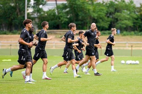 (Foto: PIX/M. Ruffler) Beim ersten Training gleich vorneweg - Kapitän Marcel Seegert SVW Vorbereitung
