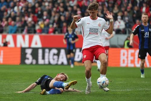 (Foto: PIX/M.Ruffler) Marc Schnatterer zieht im Fallen ab - und trifft zum 0:1 SVWRWE