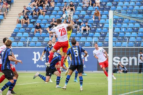 (Foto: PIX/M.Ruffler) Die entscheiden Szene: Facklam trifft Bartels im Gesicht - und trifft zum 2:2 SVW Lübeck