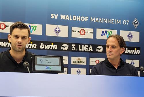 (Foto: SpoWo) Tim Schork, links, und Rüdiger Rehm vor dem Spiel bei 1860 München SVW PK