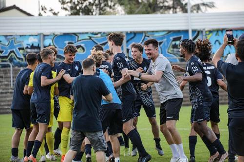 (Foto: Alfio Marino) Die Waldhof-Spieler bejubeln den ersten Saisonsieg SVW U21 2