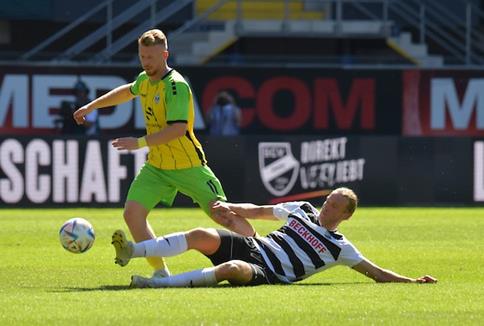 (Foto: PIX/M.Ruffler) Kampf um jeden Meter - Martinovic, links, und Sapina SVW Verl