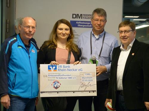 (Foto: W.Neuberth) v.l., Ulrich Meiners, Annette Pawliczek, Jörg Trinemeier, Bürgermeister Lothar Quast Scheckübergabe3 Copy