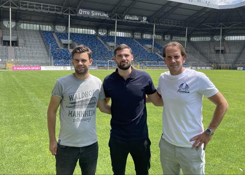 (Foto: SVW) Tim Sechelmann, Mitte, mit Tim Schork, links, und Trainer Rüdiger Rehm Sechelmann