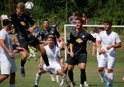 (Foto: A. Nowey) Der Waldhof zwar meist obenauf, aber mit wenig Durchschlagskraft Sommerkick1