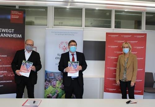 v.l.n.r.; Mathias Tröndle, Bürgermeister Lothar Quast, Beate Slavetinsky Special Olympics Vertragsunterzeichnung Copy