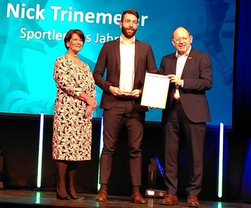 (Foto: JeRü) Dr. Sabine Hamann und OB Christian Specht zeichnen Nick Trinemeier aus Sportlerehrung