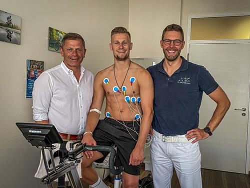 (Foto: SVS) Julius Biada (Mitte) und die Mannschaftsärzte Dr. Nikolaus Streich (links) und Dr. Falko Frese Sportmedizinische Untersuchung Copy