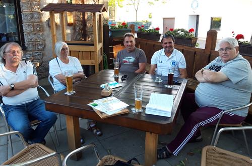 (Foto: SpoWo) Das Führungsteam im Jubiläumsjahr: v.l.; Karlheinz Steinbach (Geschäftsführer), Margot Massot (Kassiererin), Claus Stier, Torsten Baum (1. Vorsitzender), Helmut Hoffmann (Trainer 1. Mannschaft) TSV3