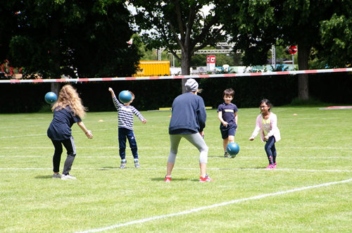 (Foto: W.Neuberth) Mit Feuereifer dabei - die jungen Faustball-Talente TVK4