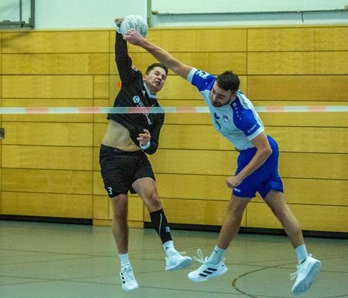 (Foto: W. Neuberth) Luftkampf zwischen Marcel Stoklasa (r.) und Michael Ochner TVK Waldrennach 1