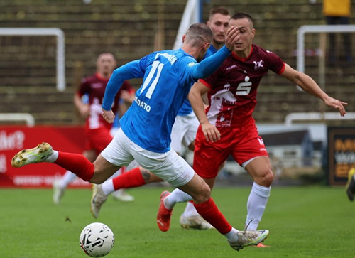 (Foto: Edf. Nohe) Rasenspieler Lodato zieht aus der Distanz ab VFRBRU