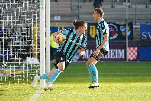 (Foto: PIX/Ruffler) Nach dem Ausgleich schnappt sich Sulejmani den Ball, will gleich weiterspielen, rechts jubelt Schultz. ad 160220 457400 Copy